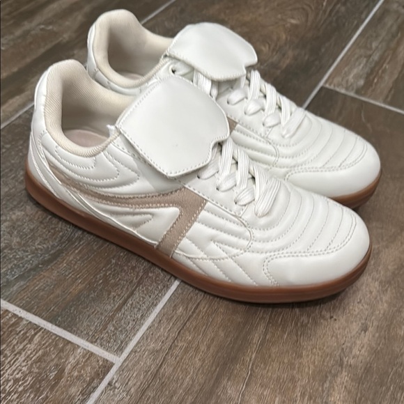 Cushionaire ASTRO White Sneakers with Tan Soles - Picture 1 of 8